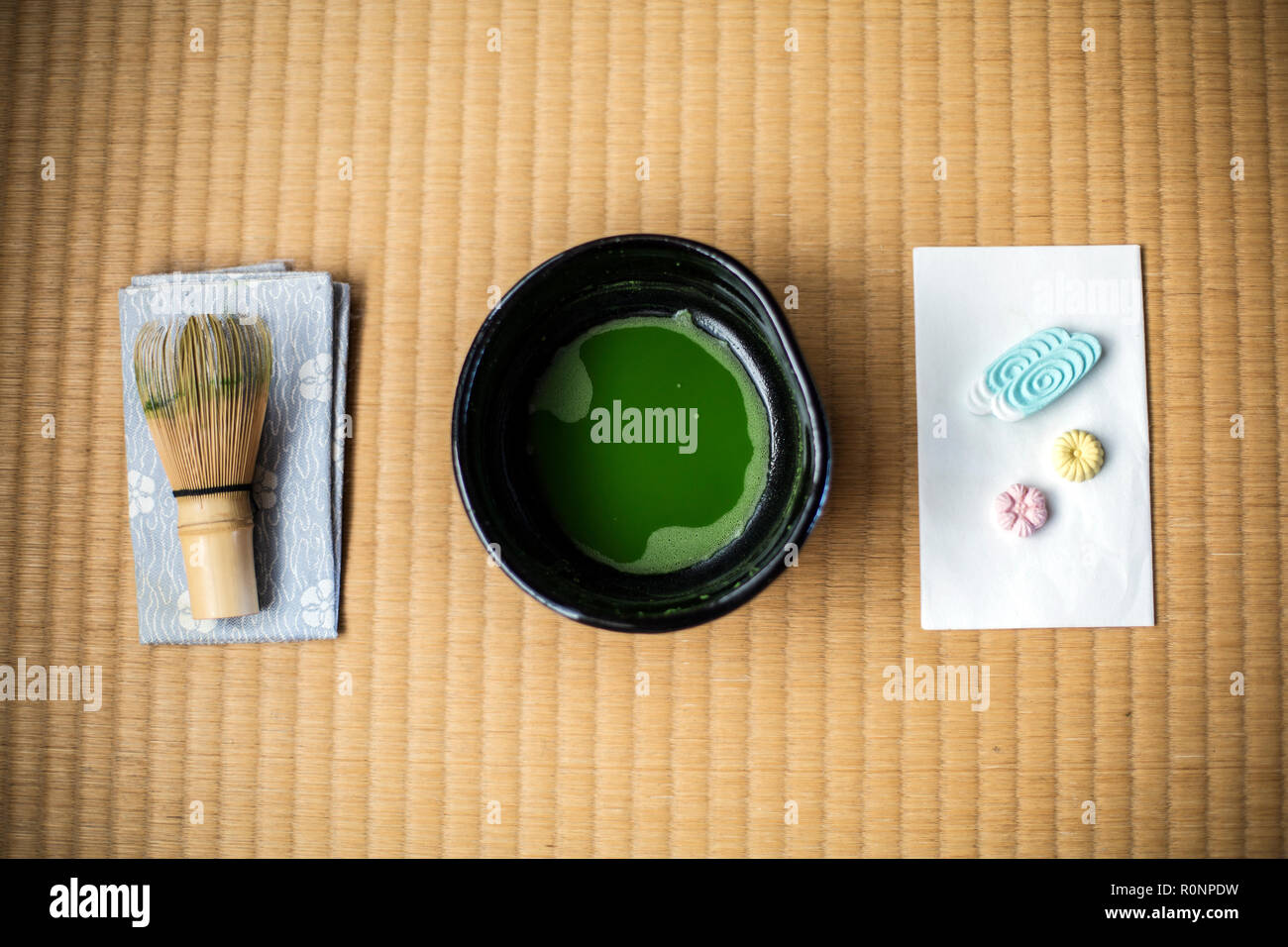 La cerimonia del tè utensili compresi ciotola di verde Matcha tè, una frusta di bambù e Wagashi dolci. Foto Stock