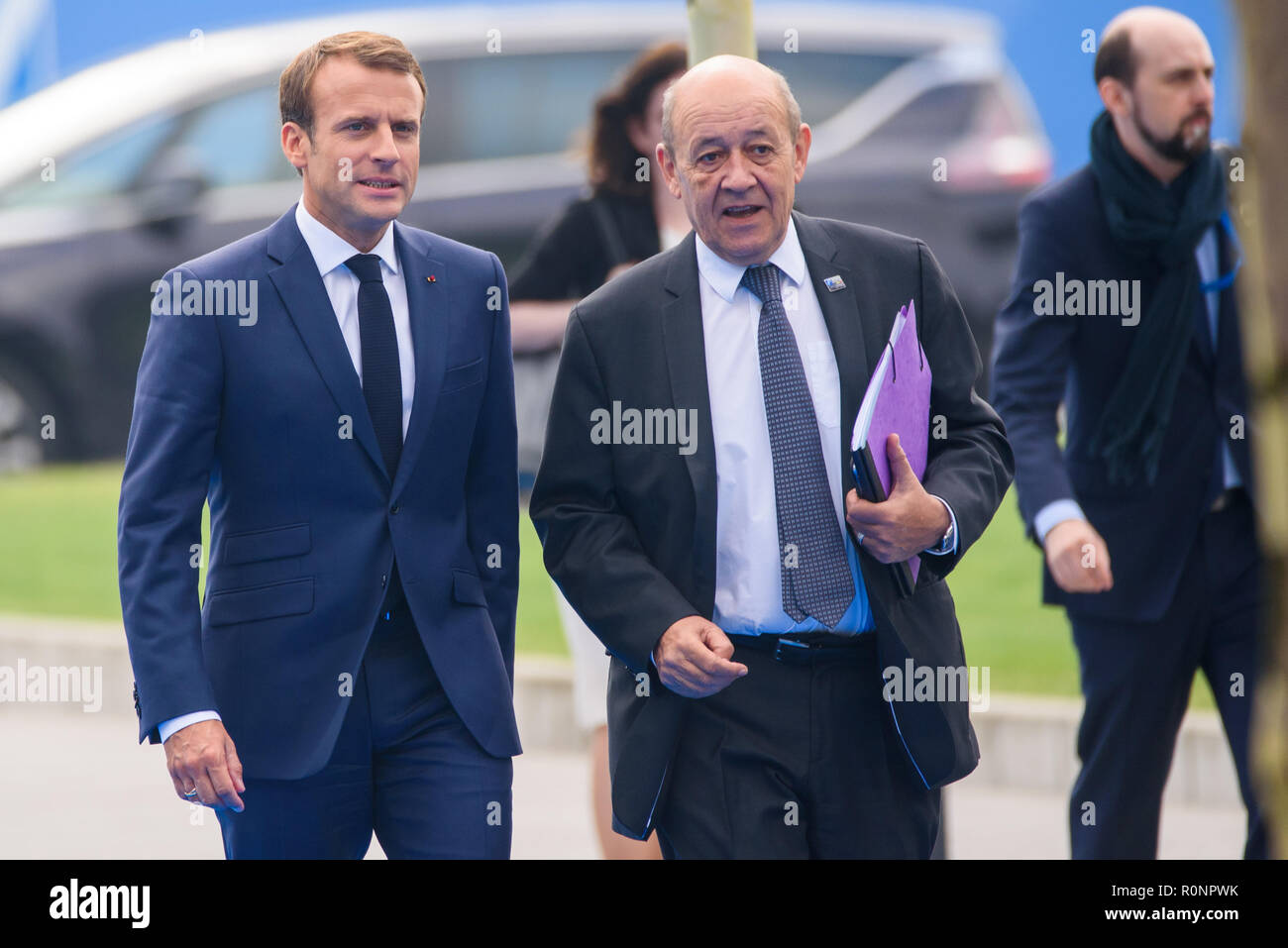 12.07.2018. Bruxelles, Belgio. Emmanuel Macron,Presidente della Francia e Jean-Yves Le Drian, Ministro per l'Europa e per gli affari esteri nel corso del vertice della NATO Foto Stock