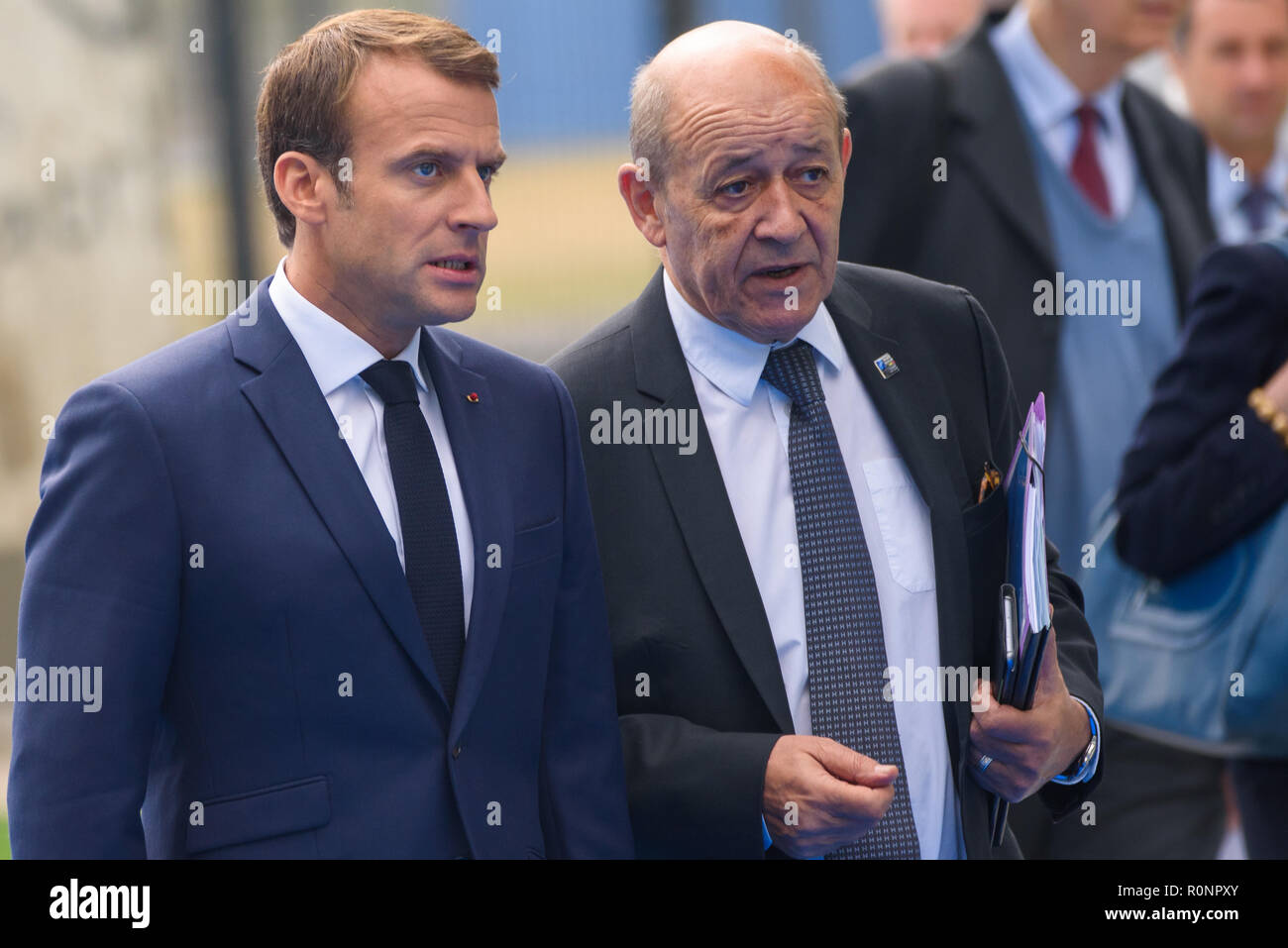 12.07.2018. Bruxelles, Belgio. Emmanuel Macron,Presidente della Francia e Jean-Yves Le Drian, Ministro per l'Europa e per gli affari esteri nel corso del vertice della NATO Foto Stock