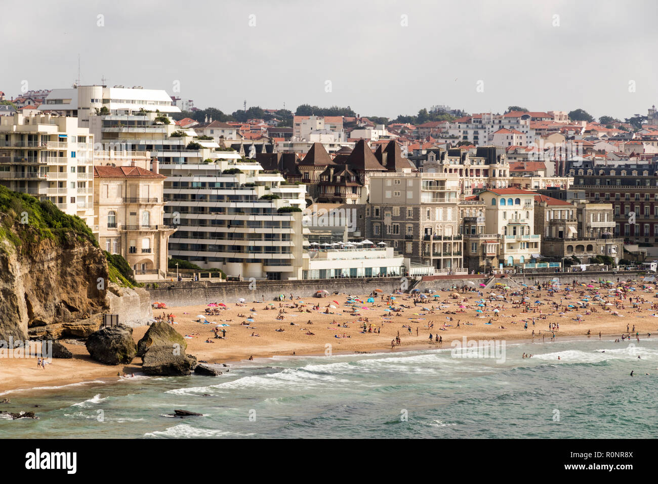 Biarritz, Francia. Viste la Grande Plage (spiaggia lunga) dal faro Foto Stock