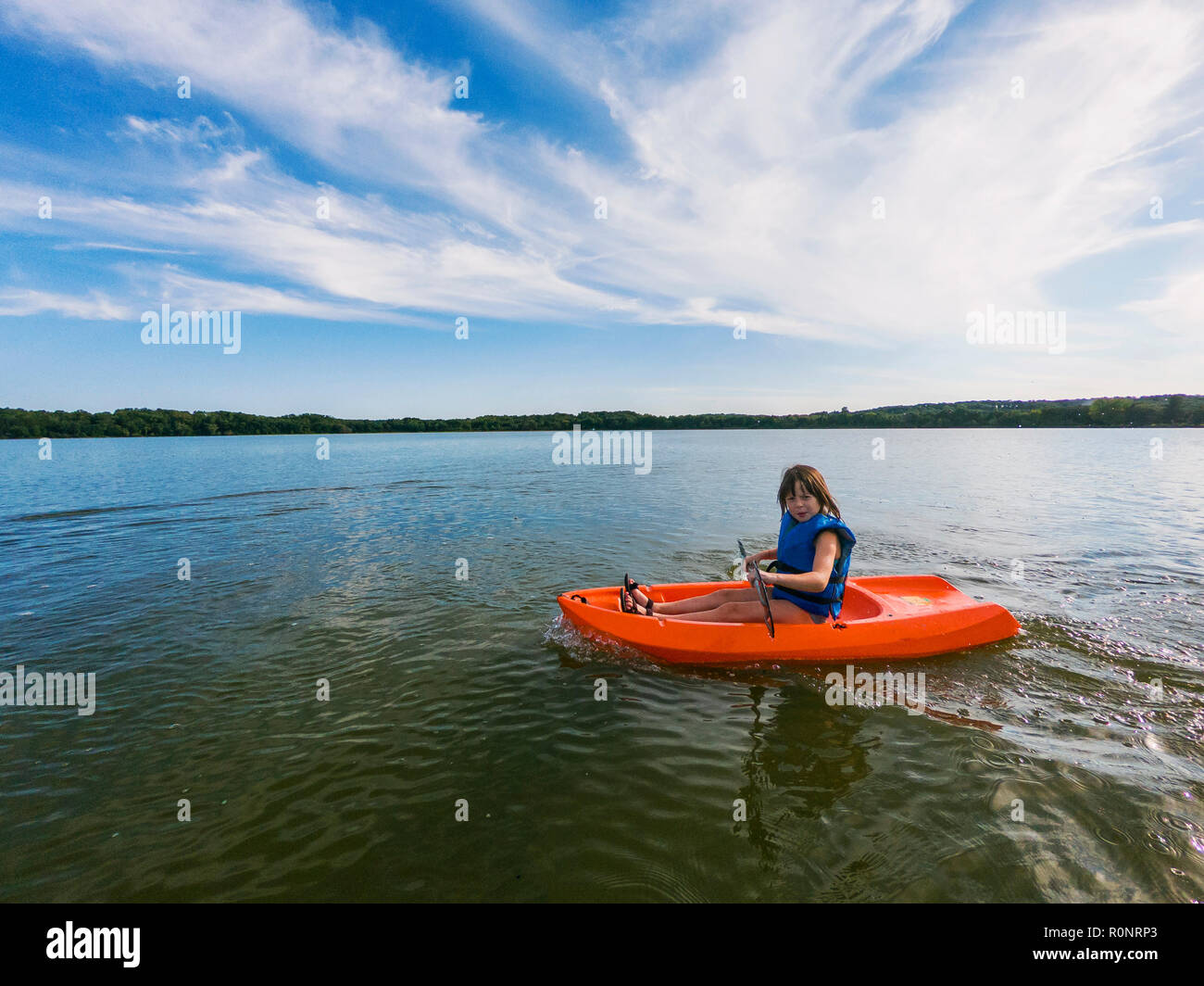 Ragazza kayak in un lago, Stati Uniti Foto Stock