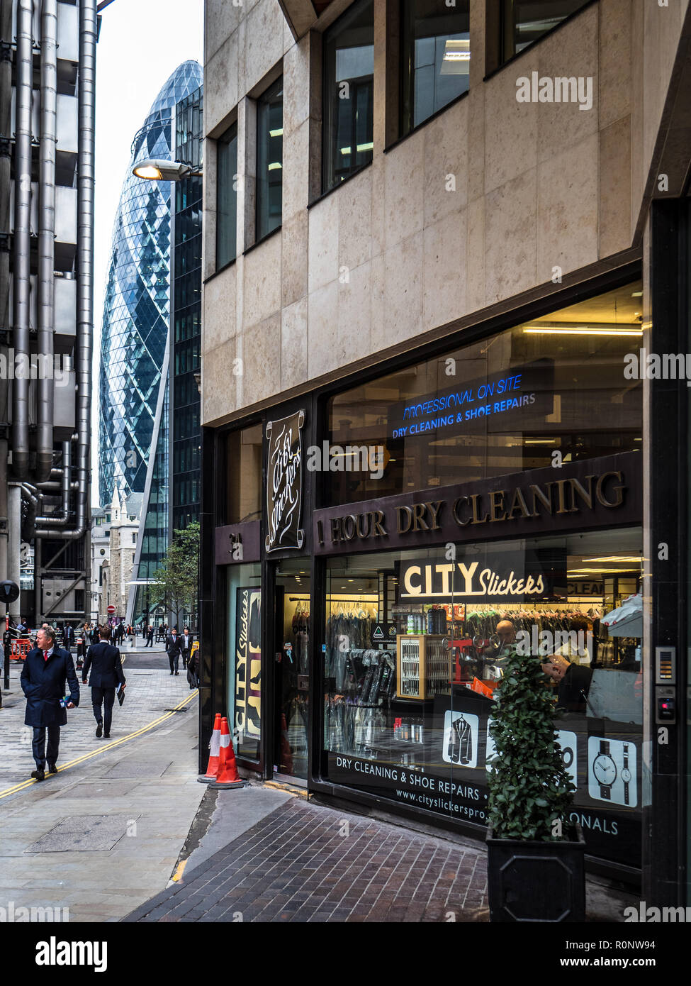 City Slickers lavaggio a secco Negozio nella City di Londra, Londra distretto finanziario, che serve a chi lavora in ufficio Foto Stock