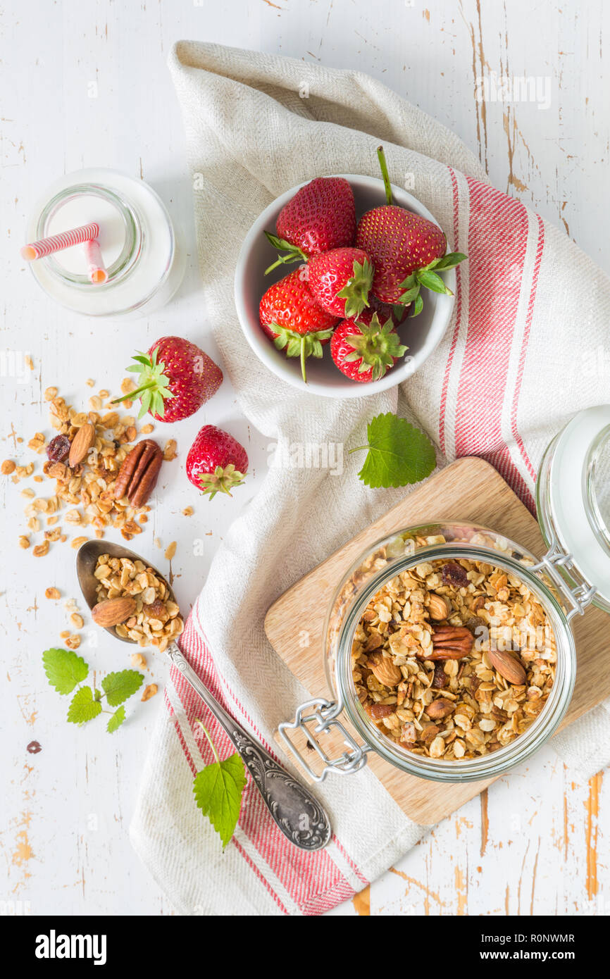 La prima colazione - yogurt con granola e straberries Foto Stock