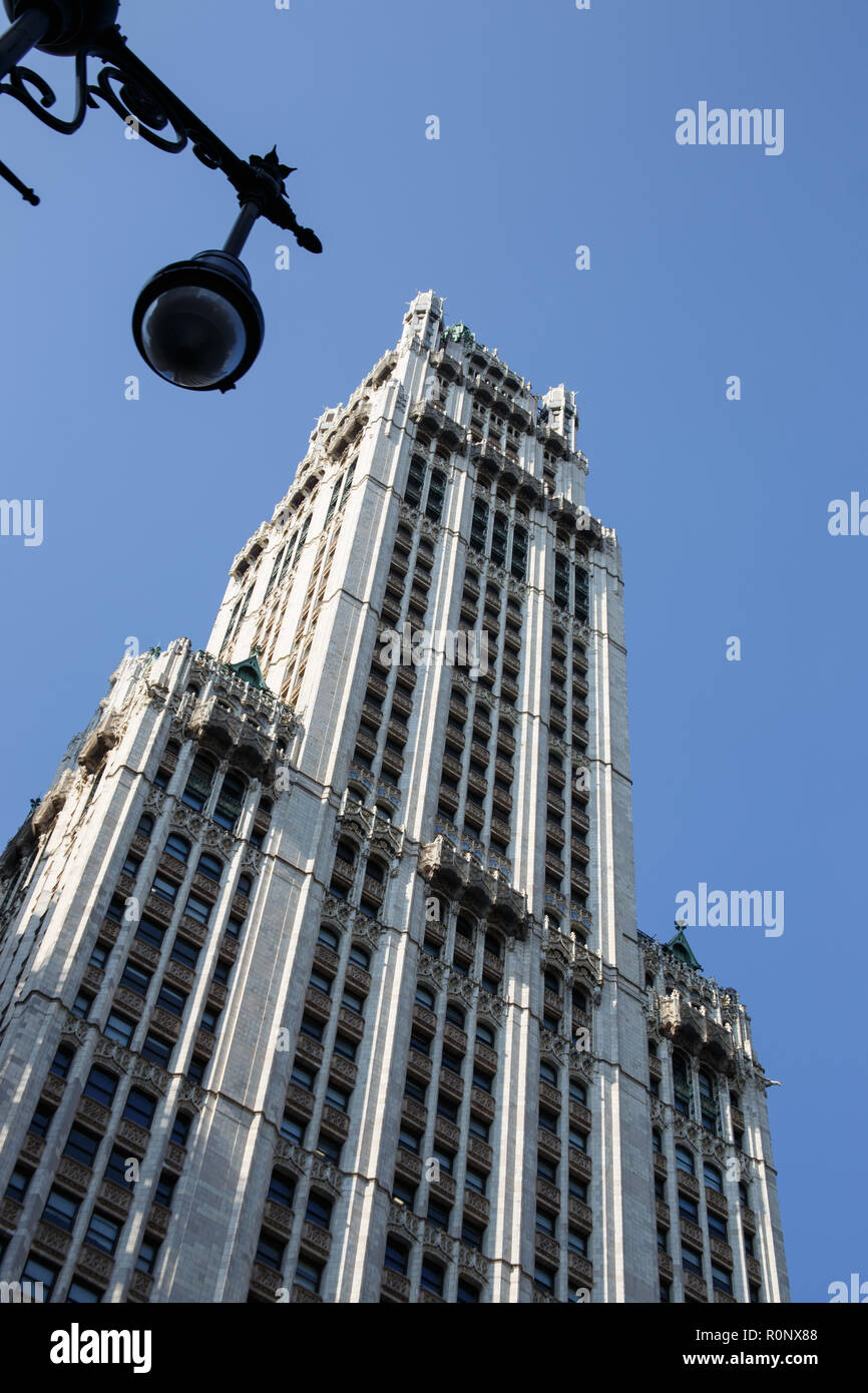 Il Woolworth Building è uno dei più antichi grattacieli negli Stati Uniti. Manhattan, New York City. Architetto: Cass Gilbert. Completato nel 1913. Foto Stock