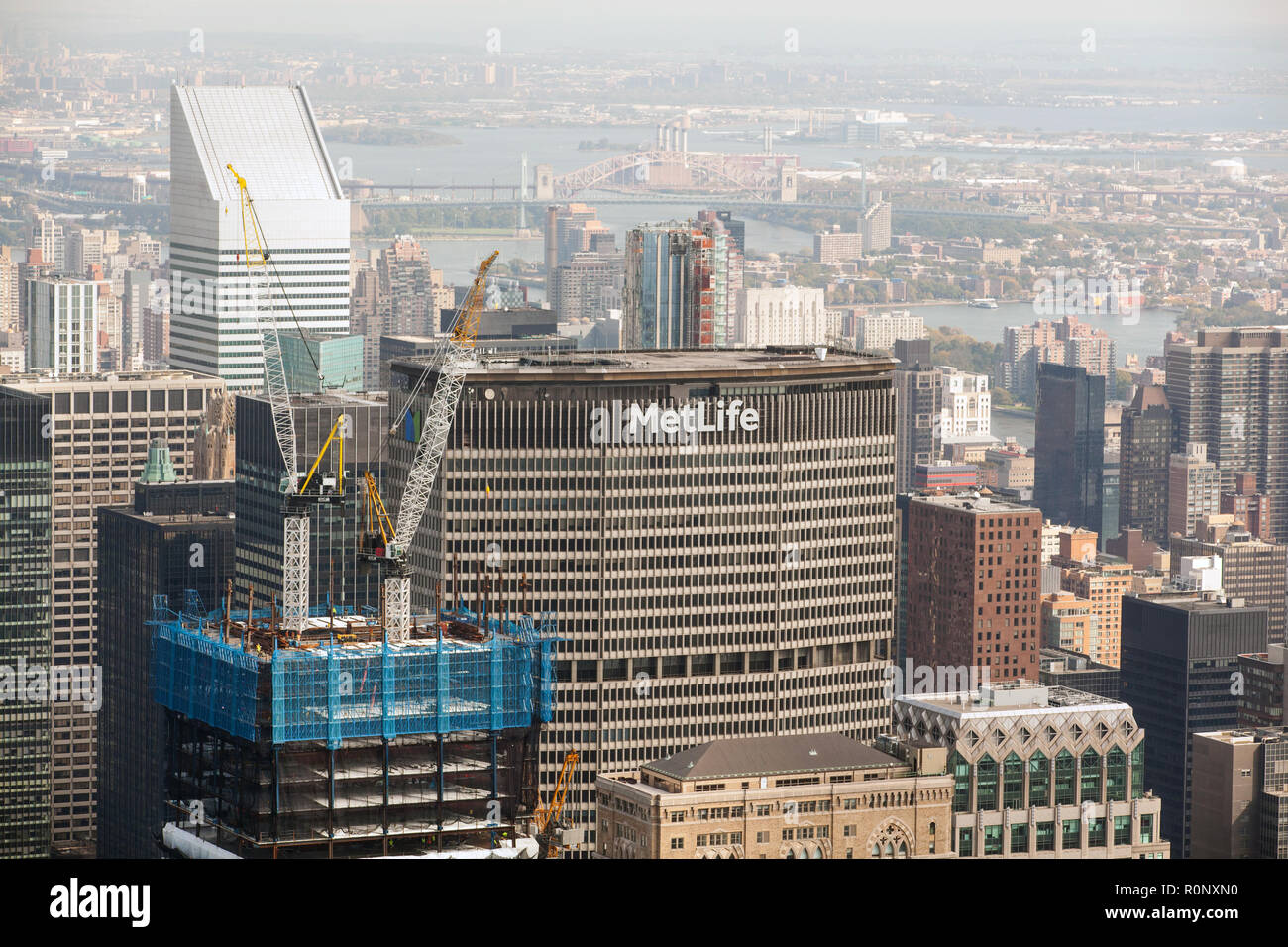 Vista dell'edificio MetLife dall'Empire state Building, Manhattan, New York City, Stati Uniti d'America. Foto Stock