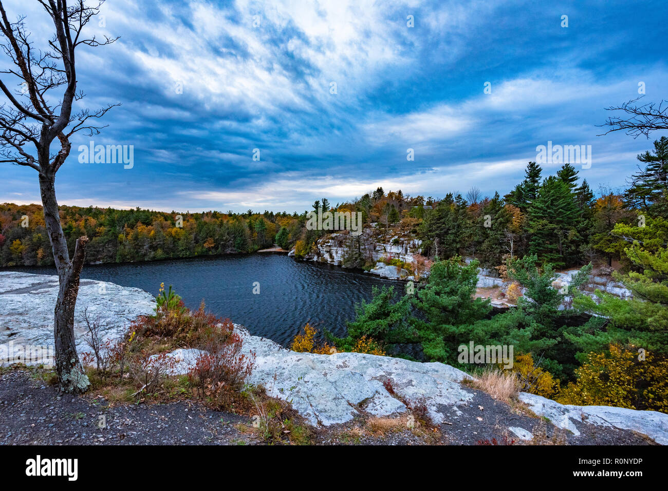 Autunno sul lago Minnewaska parco dello Stato di New York Foto Stock