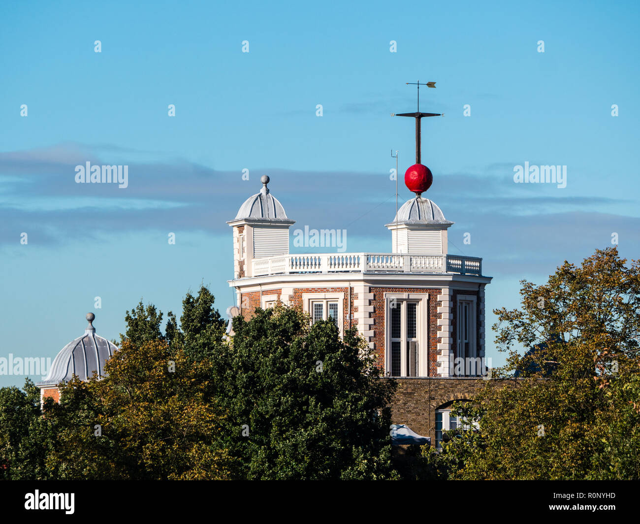 Camera Octogen, rosso con la sfera di tempo, Royal Observatory, Greenwich, London, England, Regno Unito, GB. Foto Stock