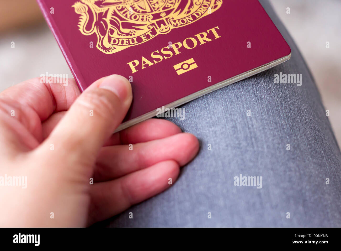Mano che tiene un rosso Unione Europea Regno Unito passaporto britannico nel 2018 Foto Stock