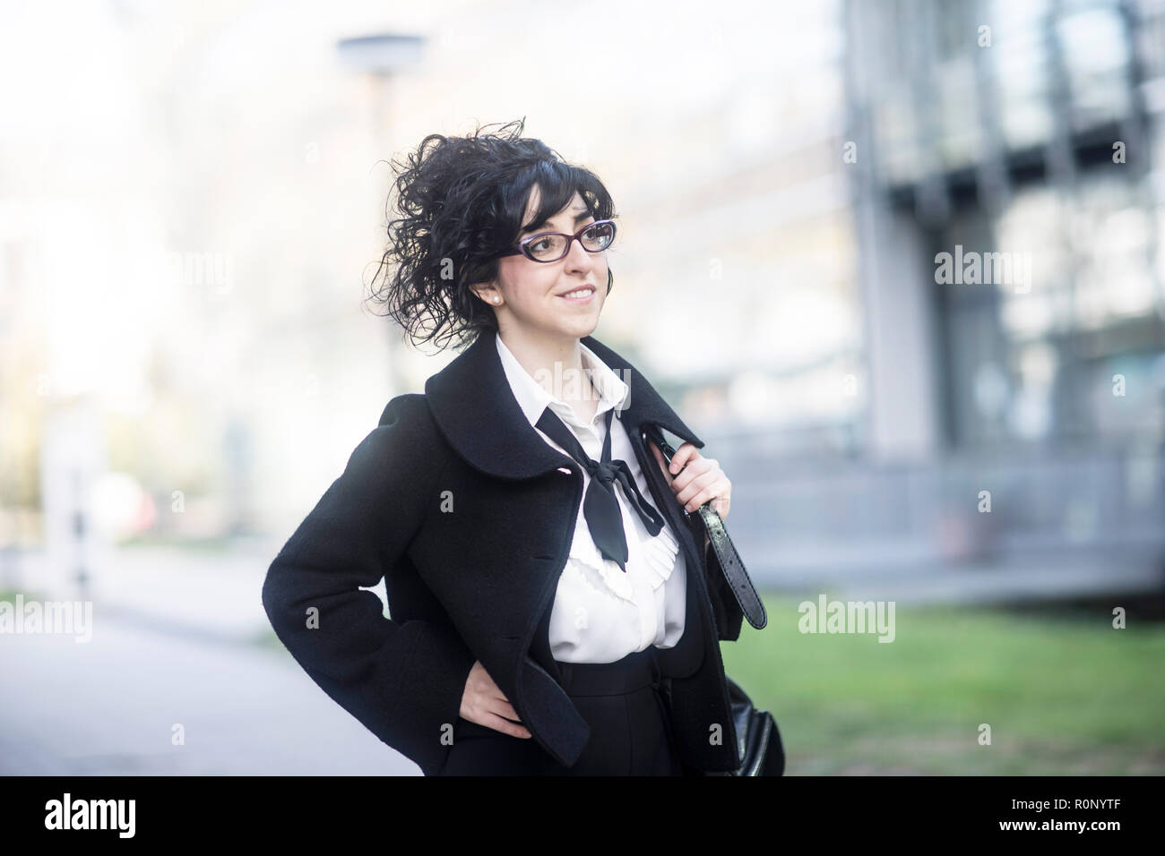Ritratto di una donna in piedi all'esterno con la mano sul suo hip, Germania Foto Stock