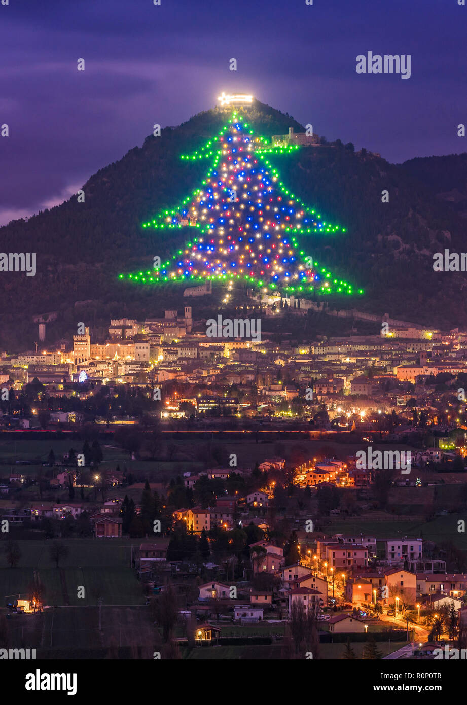 Le Piu Belle Immagini Di Natale Nel Mondo.Gubbio Italia Una Delle Piu Belle Citta Medievali D Europa Nel Cuore Della Regione Umbria Qui L Albero Di Natale Piu Grande Del Mondo Foto Stock Alamy