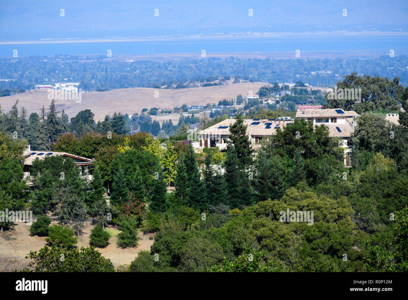 Ville sulle colline di San Francisco Bay Area; la baia litorale visibile in background Foto Stock