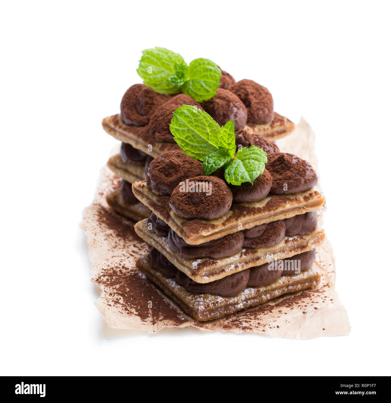 Cioccolato artigianale torte a strati isolati su bianco Foto Stock