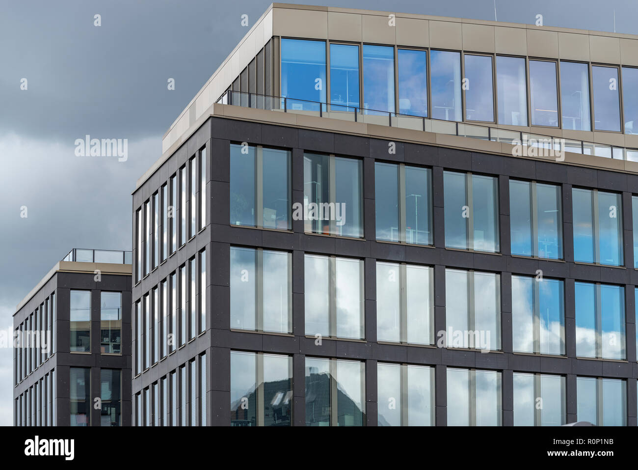 Abstrakte Fassade eines modernen Bürogebäudes ad Amburgo, Deutschland Foto Stock