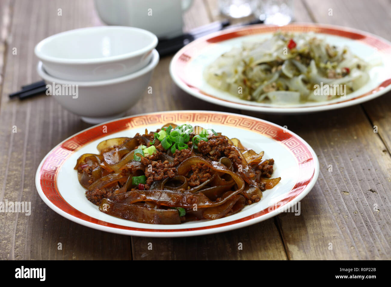 Fenpi, fagiolo verde foglio jelly tagliatelle con Cavolo sott'aceto e carne di maiale tritata, cinese cucina casalinga Foto Stock