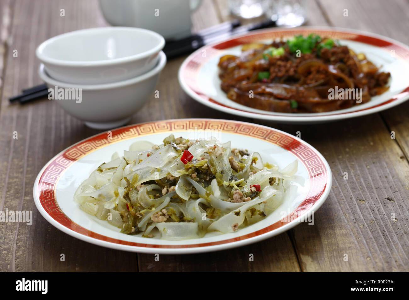 Fenpi, fagiolo verde foglio jelly tagliatelle con Cavolo sott'aceto e carne di maiale tritata, cinese cucina casalinga Foto Stock