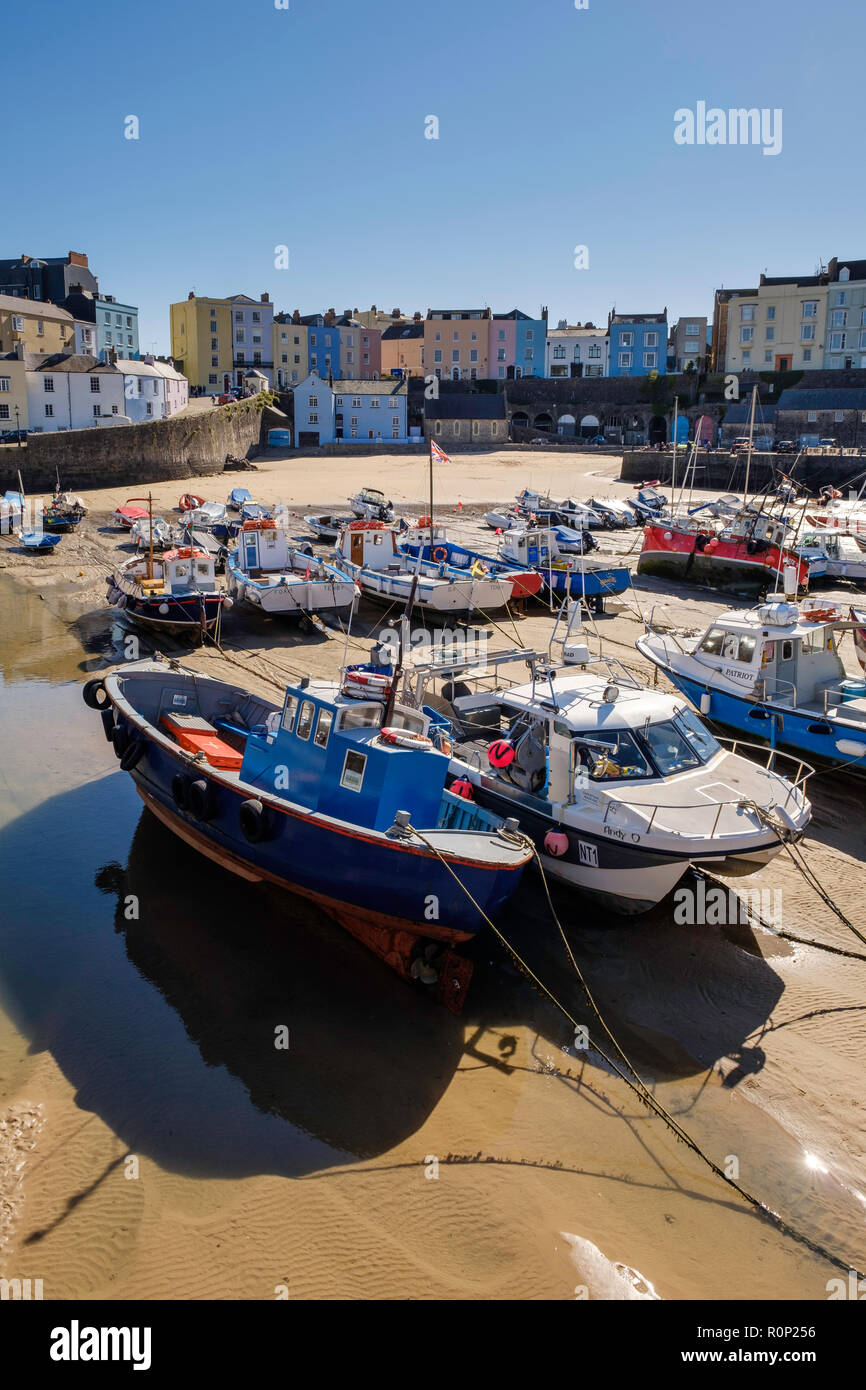 Barche nel porto di TENBY PEMBROKESHIRE Foto Stock