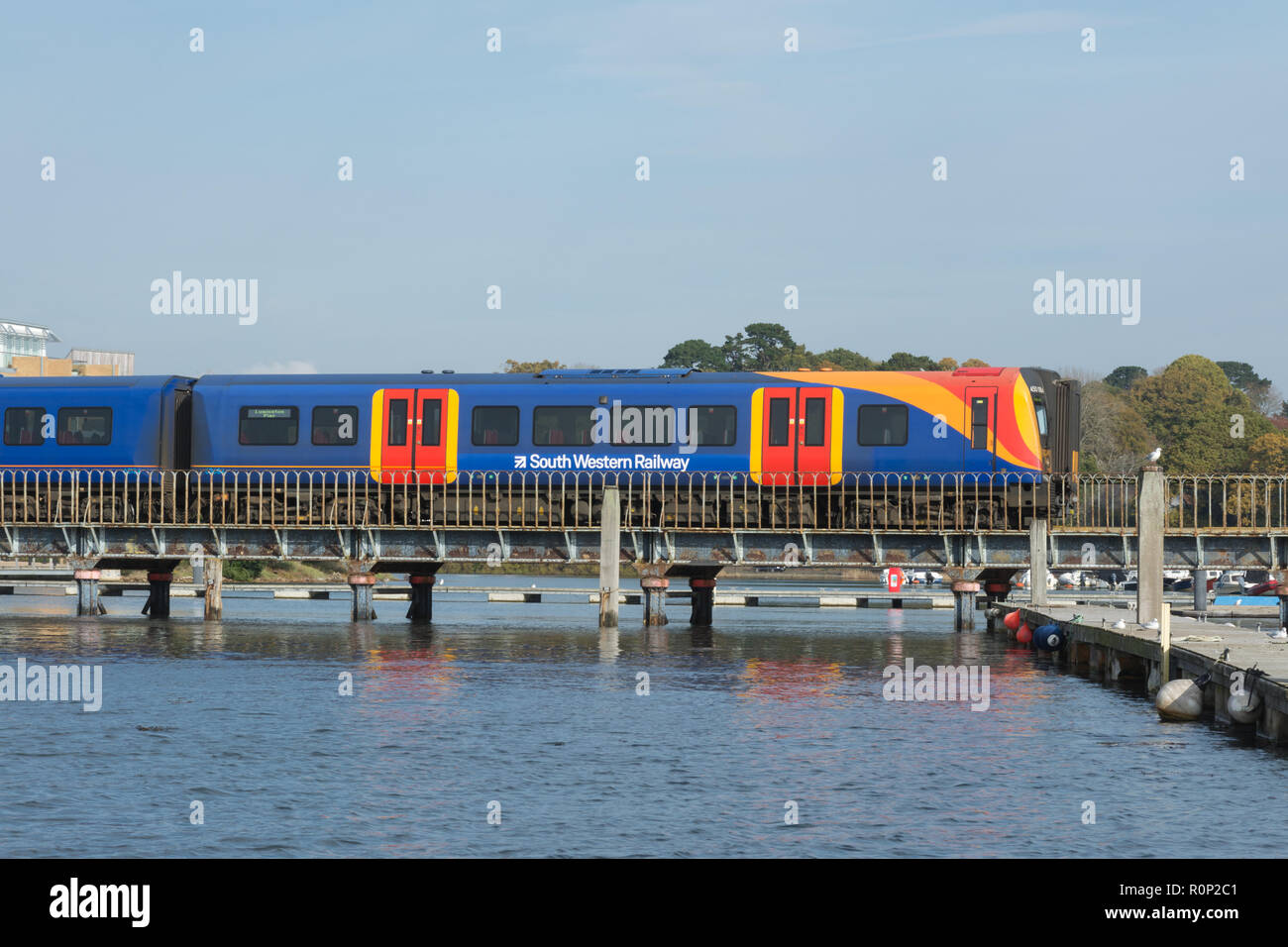 South Western Railway treno sul ponte sul porto di Lymington, arrivando a Lymington Pier stazione, Lymington, Hampshire, Regno Unito Foto Stock