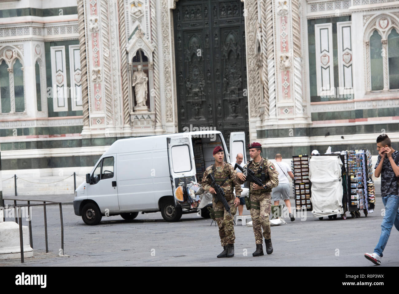 Le guardie armate proteggendo la Cattedrale di Firenze, Italia Europa