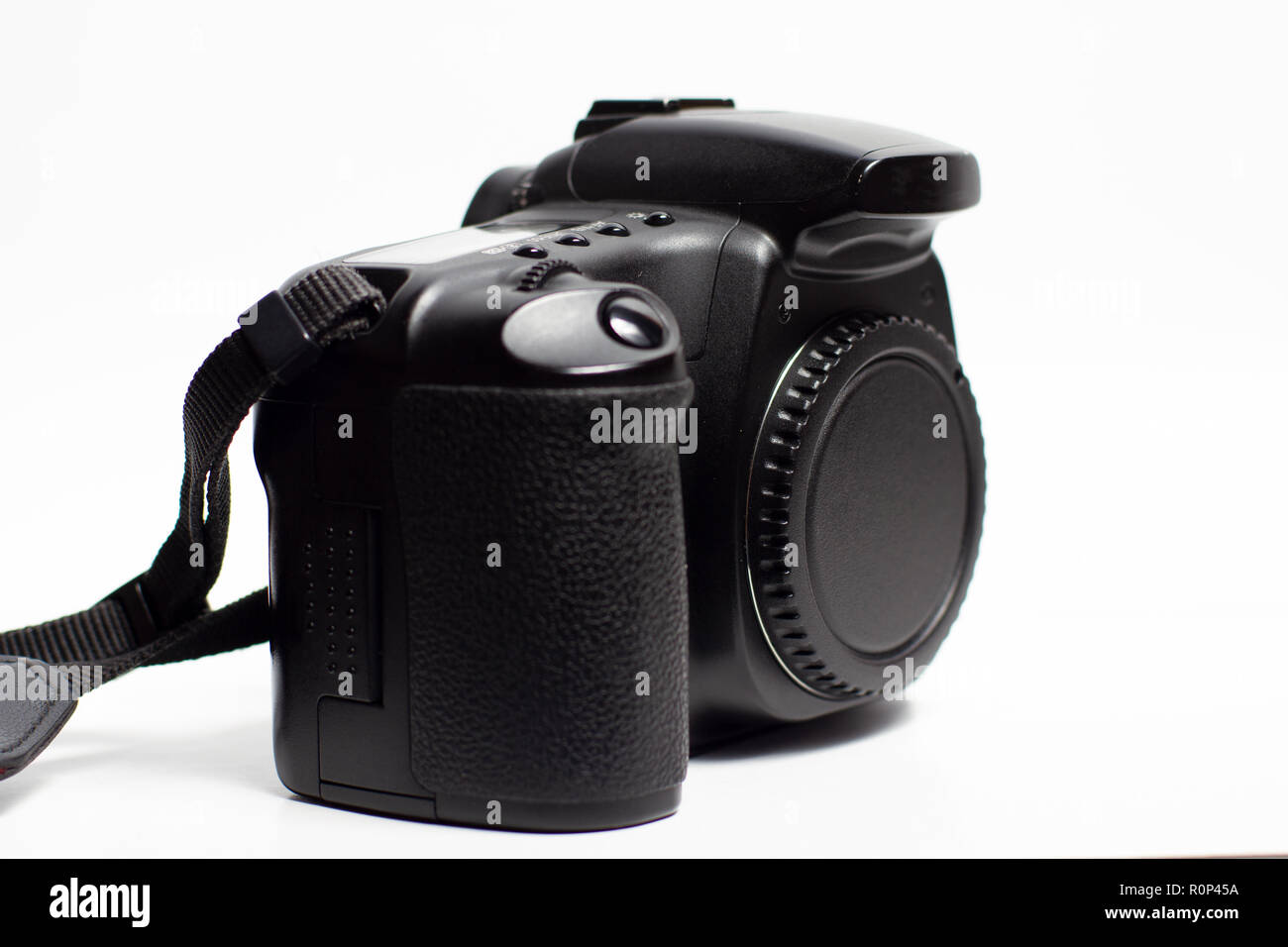 Nero fotocamera reflex digitale isolato su sfondo bianco Foto Stock
