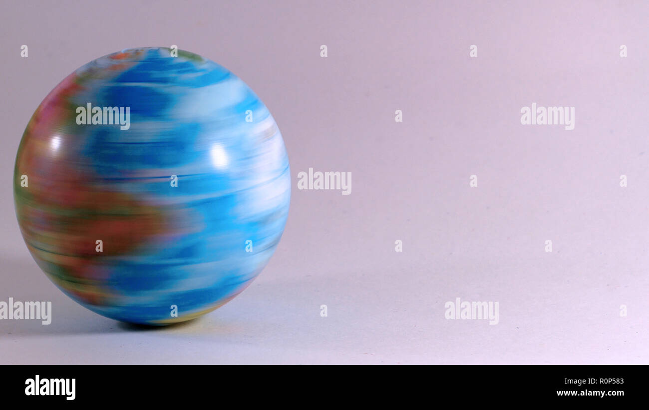 Globo è ruotato il disco da una mano di un uomo, simboleggia i problemi ecologici Foto Stock