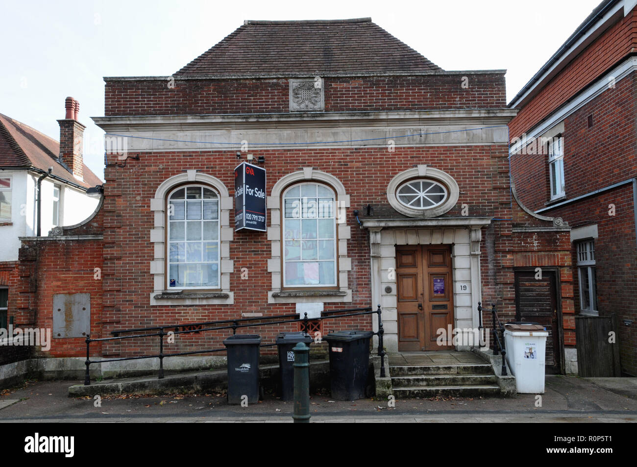 Un edificio vuoto alla ricerca di un acquirente nel mercato comune di Heathfield East Sussex. Fino al giugno 2018 era un ramo della Natwest Bank. Foto Stock