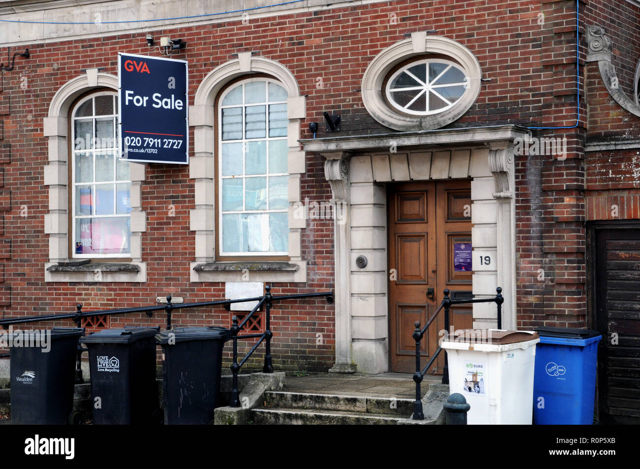 Un edificio vuoto alla ricerca di un acquirente nel mercato comune di Heathfield East Sussex. Fino al giugno 2018 era un ramo della Natwest Bank. Foto Stock