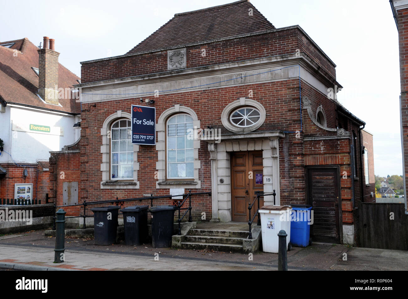 Un edificio vuoto alla ricerca di un acquirente nel mercato comune di Heathfield East Sussex. Fino al giugno 2018 era un ramo della Natwest Bank. Foto Stock