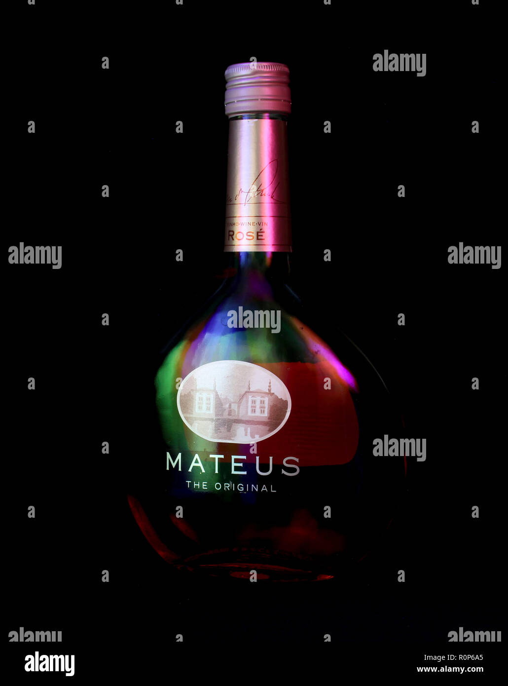 In prossimità di una bottiglia di mateus rose vino su uno sfondo nero Foto Stock
