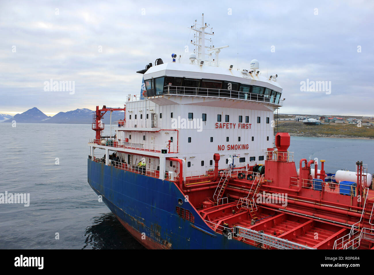 Kitikmeot W, una petroliera che alimenta carburante lontano a nord europee in Isola Baffin, Canada compreso ingresso di stagno come visto dalla CCGS Amundsen Foto Stock