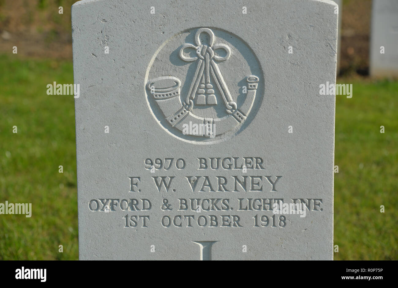 Lapide di Bugler F W Varney, Oxford e Buckinghamshire fanteria leggera, Anneux cimitero britannico, nei pressi di Cambrai, Francia Foto Stock