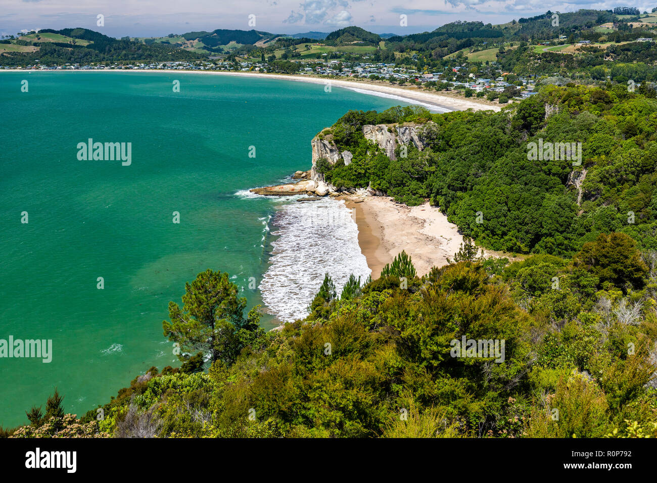 La baia di mercurio e cuocere la spiaggia da Shakespeare Cliff Lookout, che prende il nome dal capitano James Cook nel 1769, Penisola di Coromandel, Isola del nord, Nuova Zelanda Foto Stock