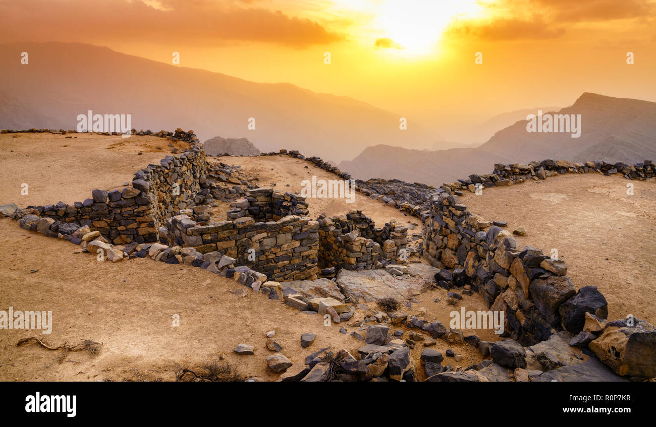 Terrazze in un villaggio abbandonato nelle montagne Hajar di Ras Al Khaimah Emirati arabi uniti Foto Stock