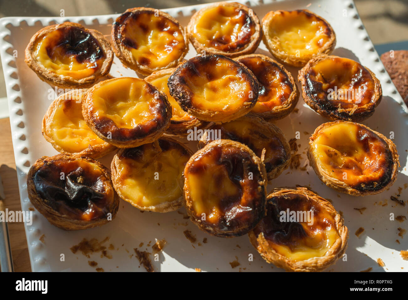 Pastel de nata è un uovo portoghese tart sfoglia spolverata di cannella. Foto Stock