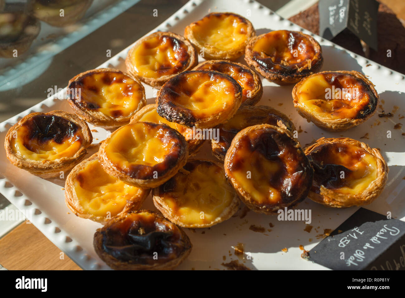 Pastel de nata è un uovo portoghese tart sfoglia spolverata di cannella. Foto Stock