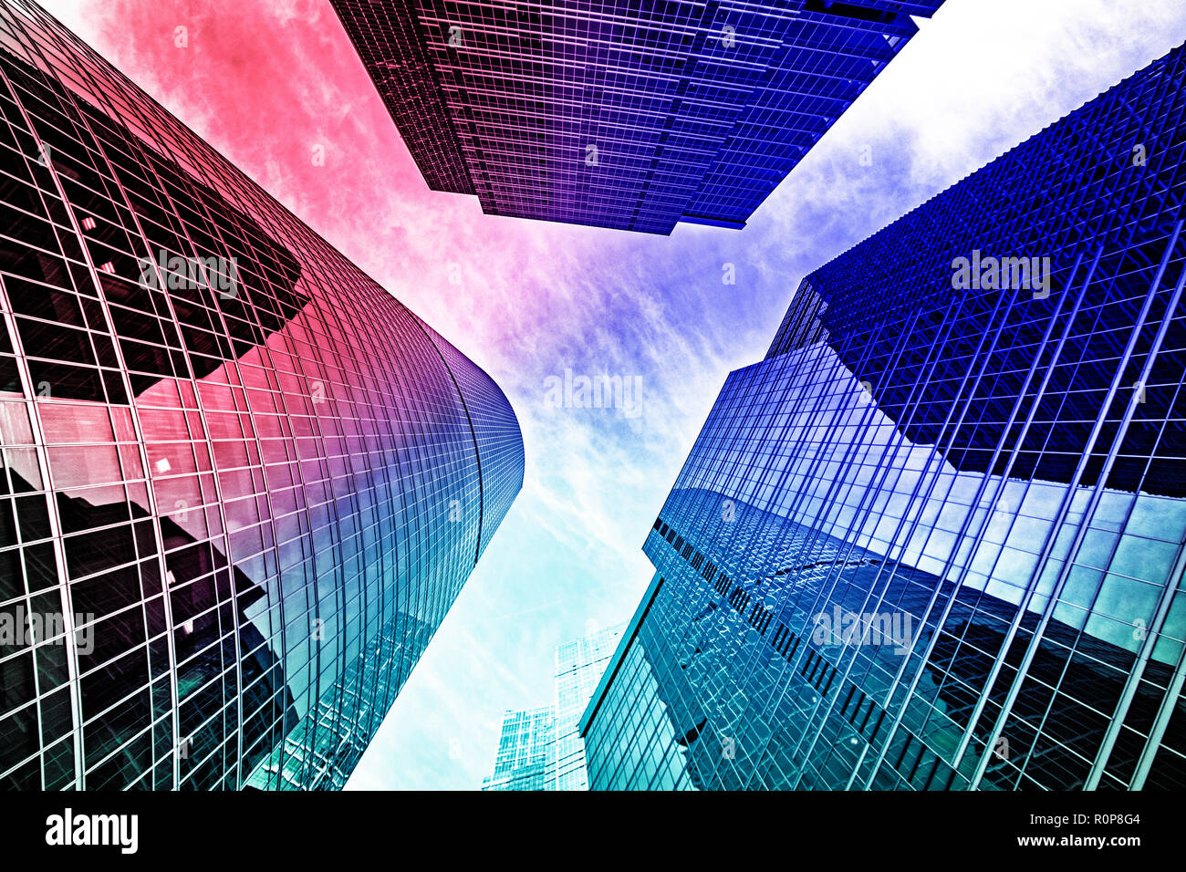 Moderno centro business Moscow City vista dal basso verso l'alto Foto Stock