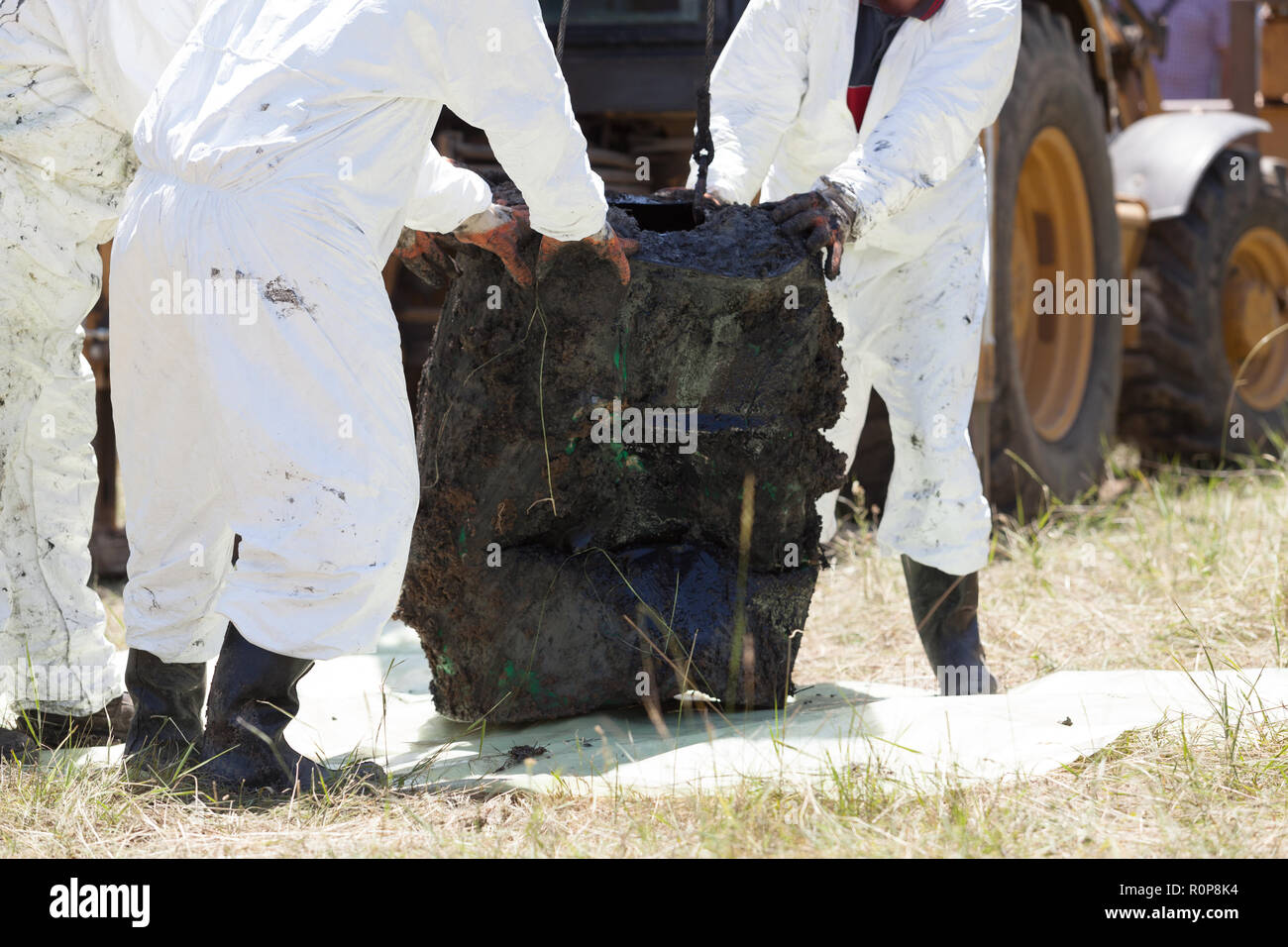 Il team di decontaminazione in indumenti da lavoro protettiva per la pulizia dei rifiuti tossici dall'ambiente. Foto Stock
