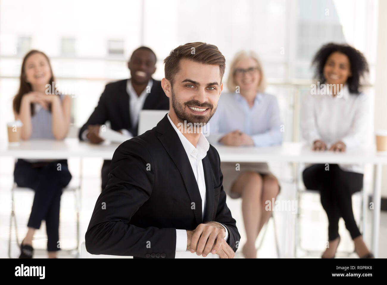 Ritratto di sorridente candidato di sesso maschile in posa durante il colloquio di lavoro Foto Stock