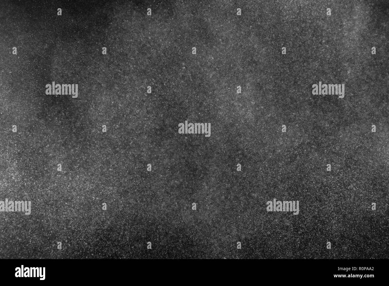 Polvere bianca esplosione su sfondo nero. Abstract polvere bianca texture. Foto Stock