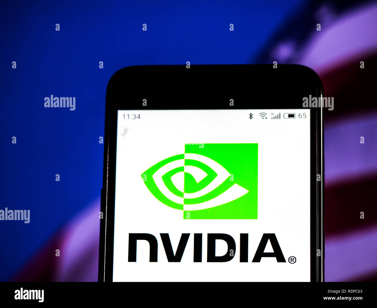 Nvidia Corporation logo che si vede visualizzato sul telefono intelligente.  Nvidia Corporation è una tecnologia americana compagnia. Progetta le unità  di elaborazione grafica (GPU) per il gioco e mercati professionali, nonché  di