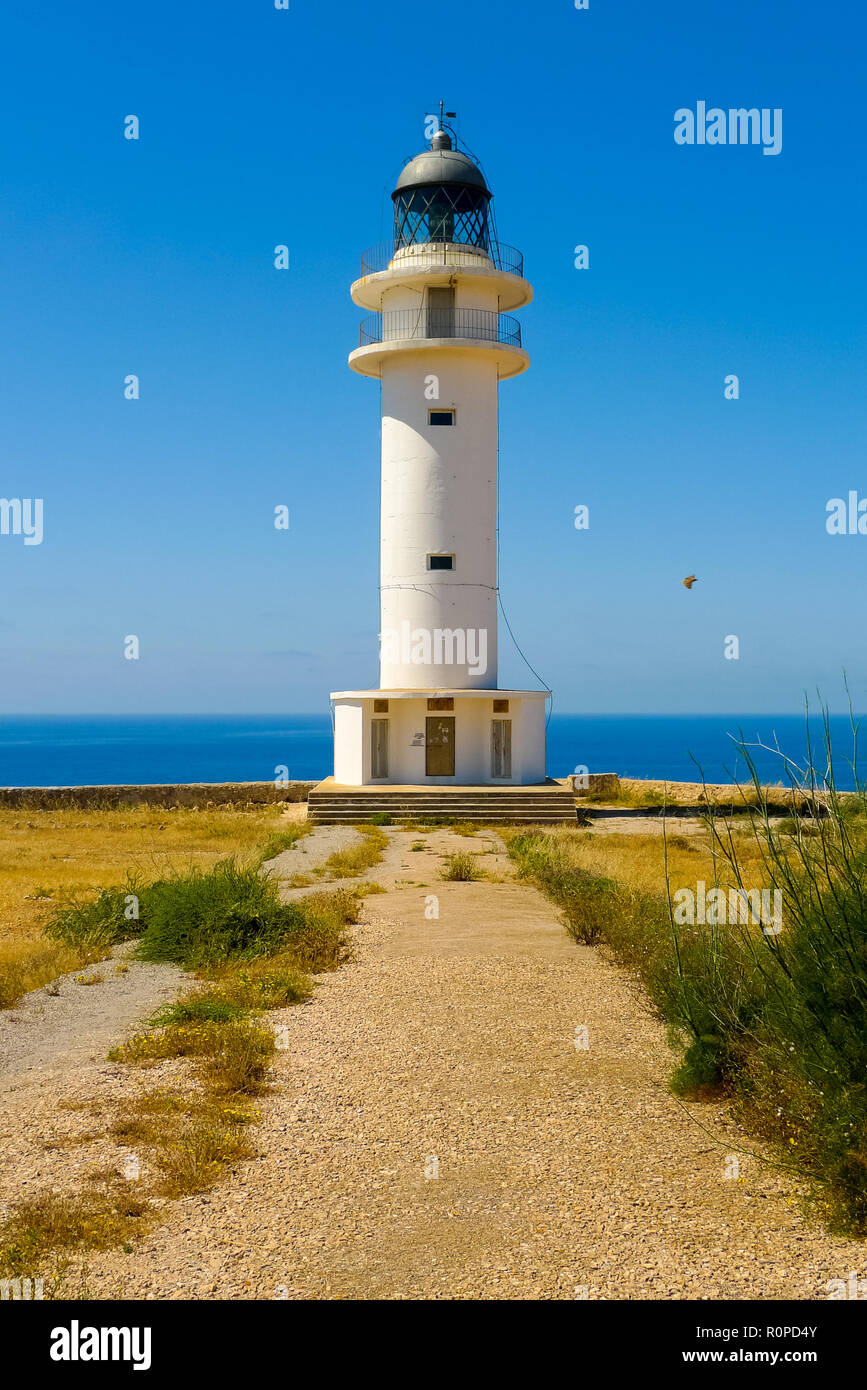 Vista verticale del Cap de Barbaria lighthouse, Formentera, isole Baleari, Spagna Foto Stock