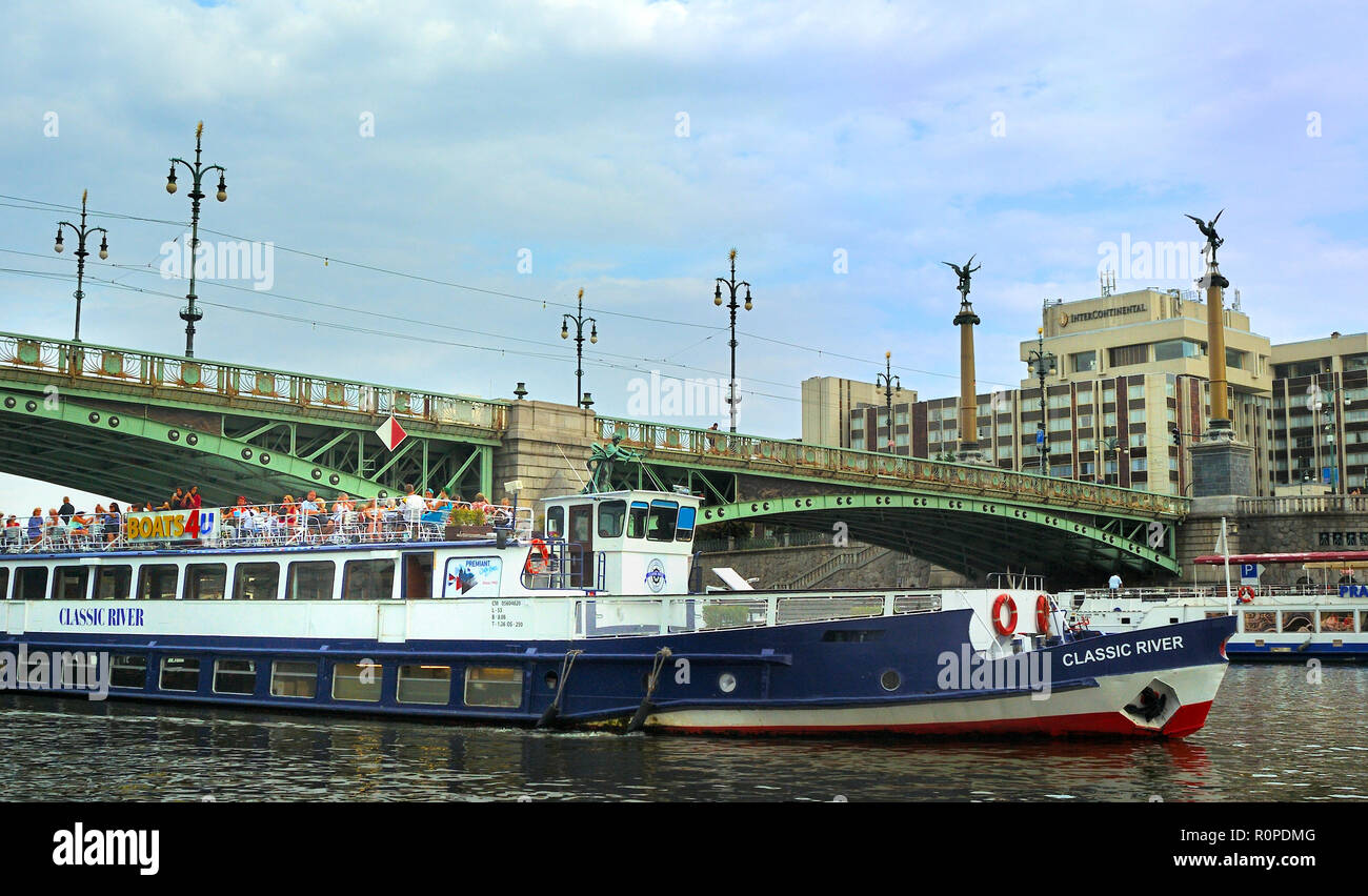 Turismo traghetto passeggero passando sotto il Svatopluk ponte sul fiume Moldava, Praga, Repubblica Ceca Foto Stock