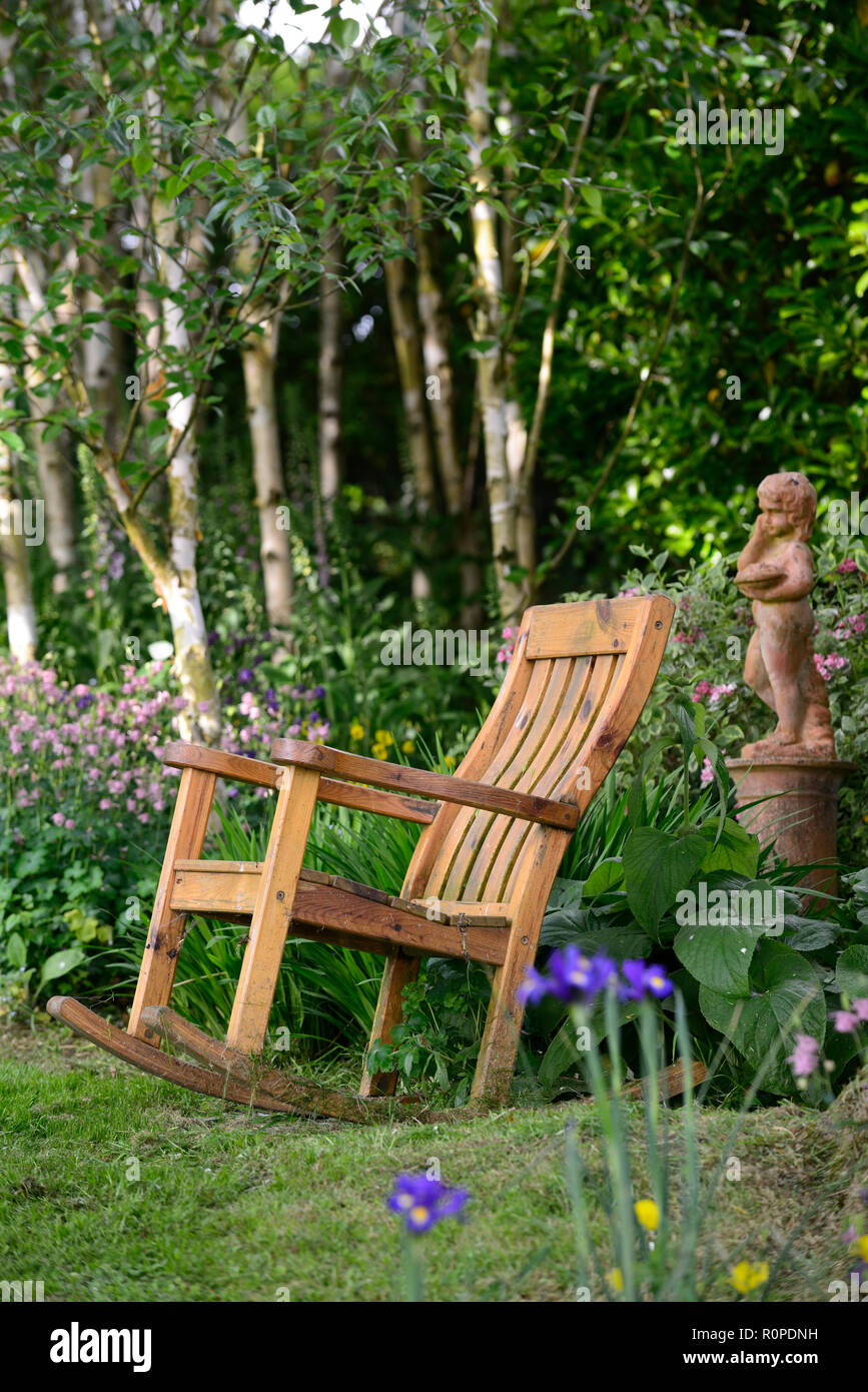 La sedia a dondolo,mobili da giardino,Garden includono,fiore,fiori,fioritura,la molla,giardino,RM Floral Foto Stock