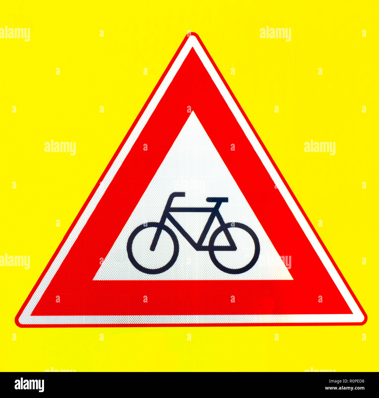 Un triangolo rosso attenzione ai ciclisti cartello di avviso su sfondo  giallo Foto stock - Alamy