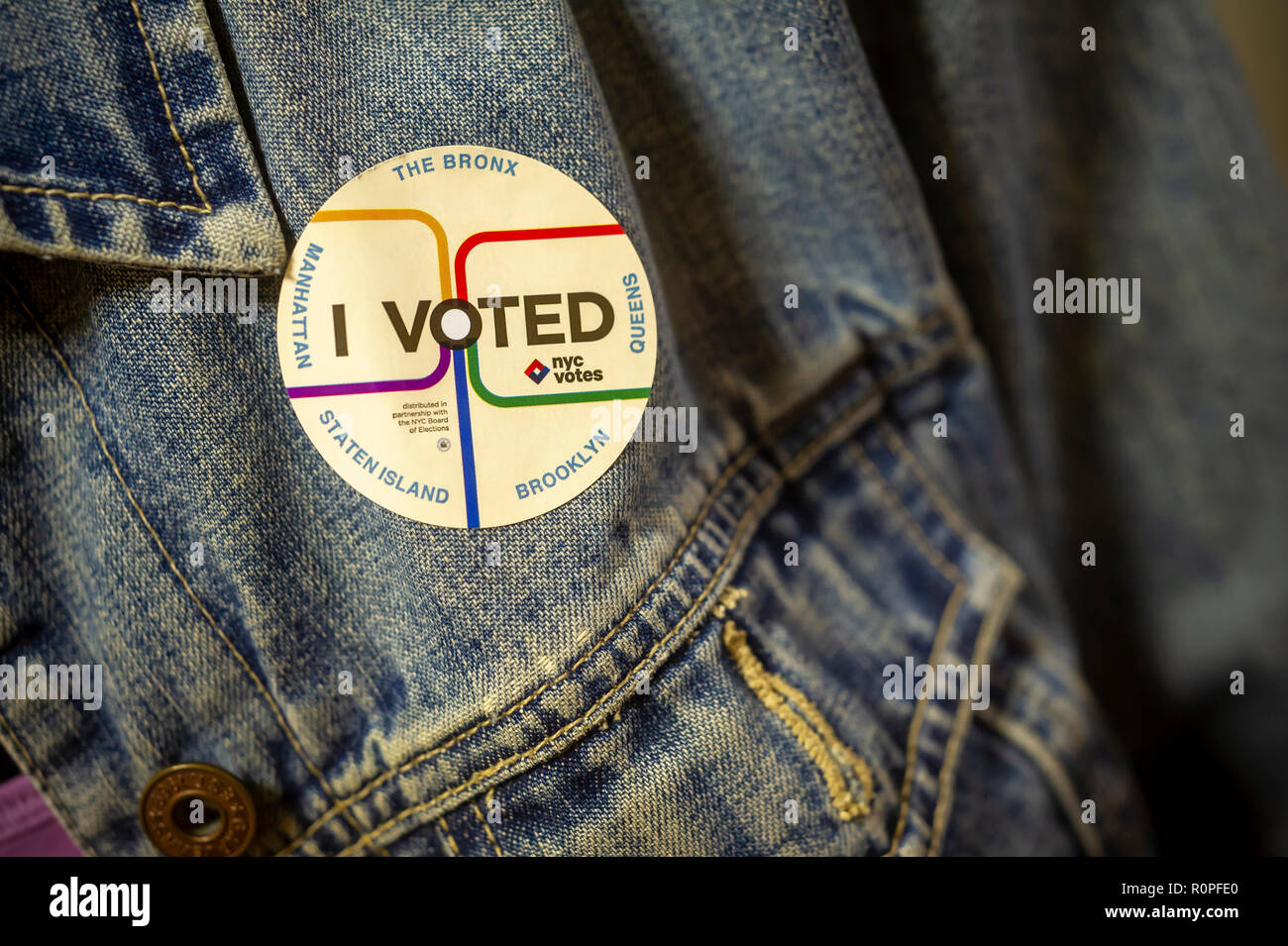 New York, Stati Uniti d'America. 6 Novembre, 2018. Un elettore indossa la sua "ho votato' adesivo sul giorno delle elezioni in New York Martedì, 6 novembre 2018. Credito: Richard Levine/Alamy Live News Foto Stock