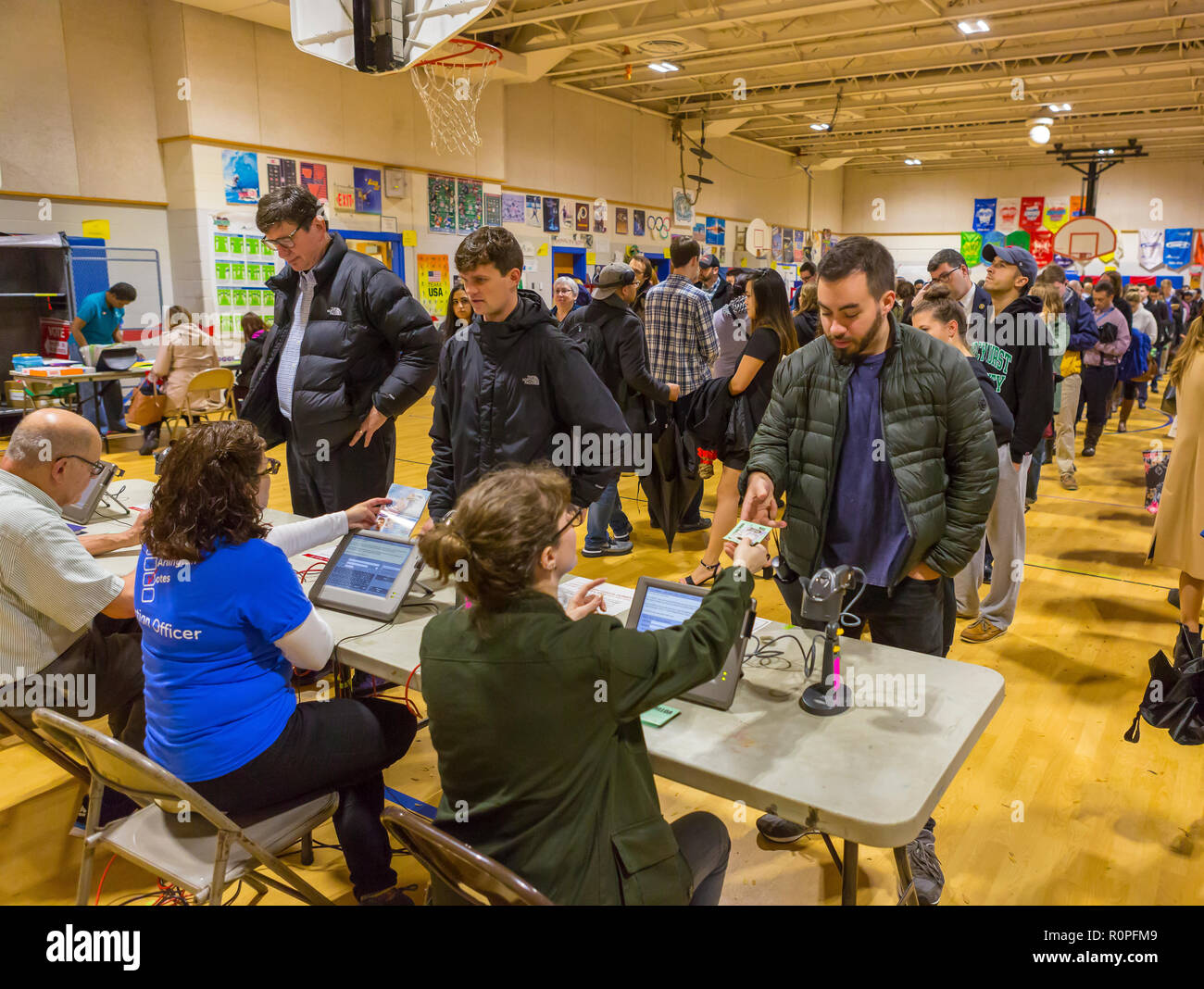 Arlington, Virginia, Stati Uniti d'America. 6 Novembre, 2018. Elezione dei funzionari di controllo di identificazione degli elettori durante il voto medio, a scuola di chiave. Rob Crandall/Alamy Live News Foto Stock