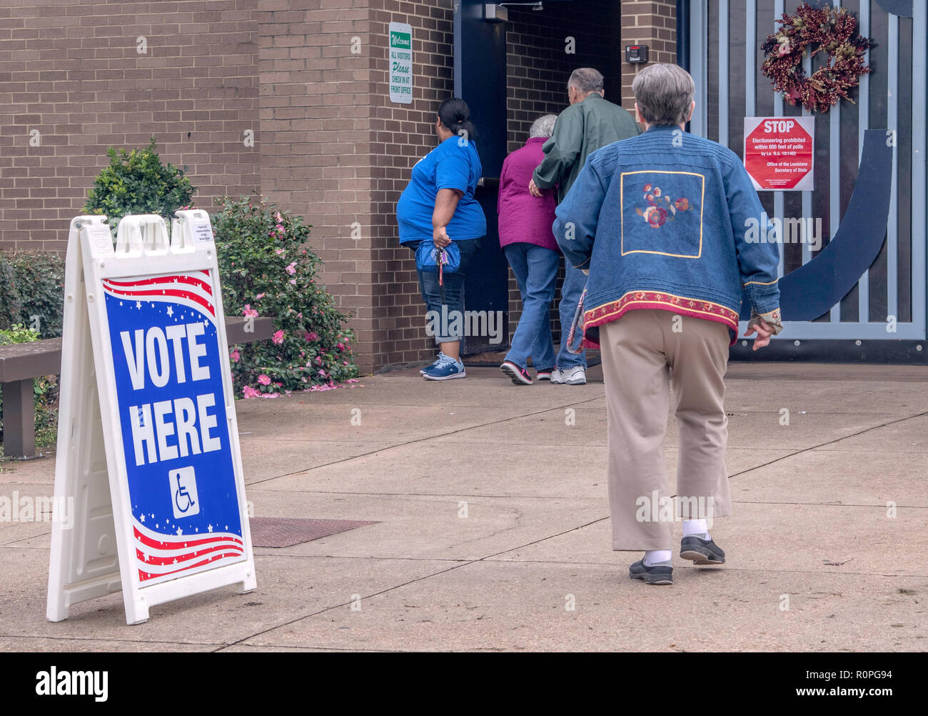 Bossier City, Stati Uniti d'America, 6 nov. 2018. Gli elettori immettere un luogo di polling per cast scrutini nelle 2018 elezioni di mid-term, in cui U.S. Sost. Mike Johnson, R-La., difende la sua casa di rappresentanti sedile. Credito: Allen J.M. Smith/Alamy Live News Foto Stock