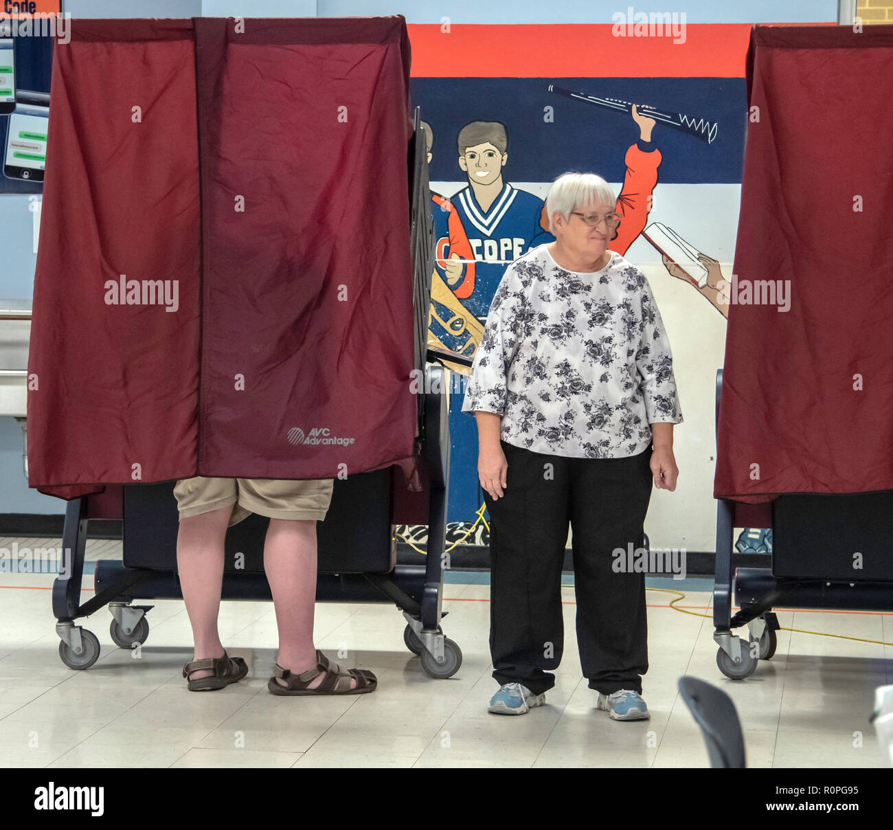 Bossier City, U.S.A. 6 nov. 2018. Un elettore getta il suo voto nelle 2018 elezioni di mid-term, in cui U.S. Sost. Mike Johnson, R-La., District 4, difende il suo seggio nella Camera dei rappresentanti. Credito: Allen J.M. Smith/Alamy Live News Foto Stock
