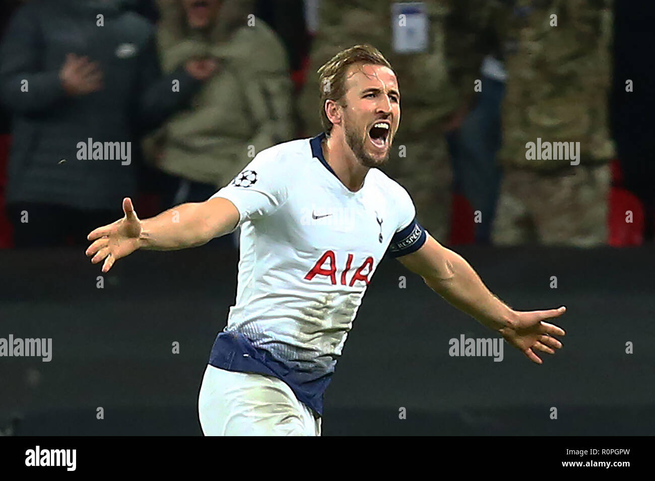 Londra, Inghilterra, 06 novembre 2018. Tottenham Hotspur Harry Kane celebra il suo obiettivo durante la Champion League Gruppo B tra Tottenham Hotspur e PSV Eindhoven allo stadio di Wembley, Londra, Inghilterra il 06 Nov 2018. Azione di Credito Foto Sport FA Premier League e Football League immagini sono soggette a licenza DataCo. Solo uso editoriale. Nessuna stampa di vendite. Nessun uso personale di vendita. NO non corrisposto usare carte di credito: Azione Foto Sport/Alamy Live News Foto Stock