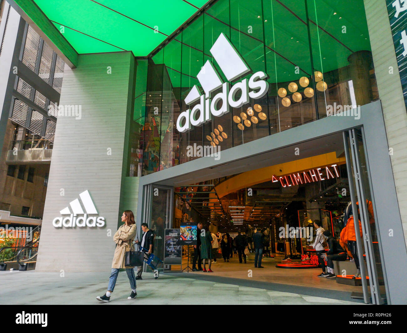 Shanghai, Cina. 6 Nov, 2018. Abbigliamento e scarpe sul display in Adidas  Brand Center Adidas Flagship Store apre a Shanghai. Credito: SIPA Asia/ZUMA  filo/Alamy Live News Foto stock - Alamy