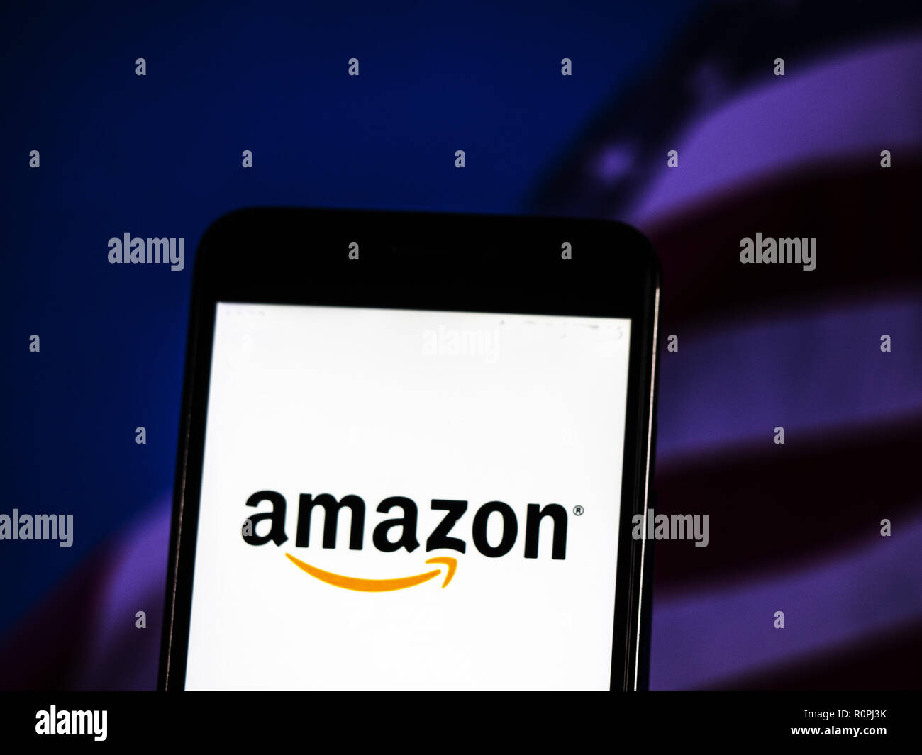 Kiev, Ucraina. 6 Nov, 2018. Il logo Amazon visto visualizzata su uno smart phone con uno sfondo di un mercato azionario shedle. Amazon.com, Inc., fare business come Amazon, è un americano di commercio elettronico e di cloud computing aziendale con sede a Seattle, Washington. Credito: Igor Golovniov SOPA/images/ZUMA filo/Alamy Live News Foto Stock